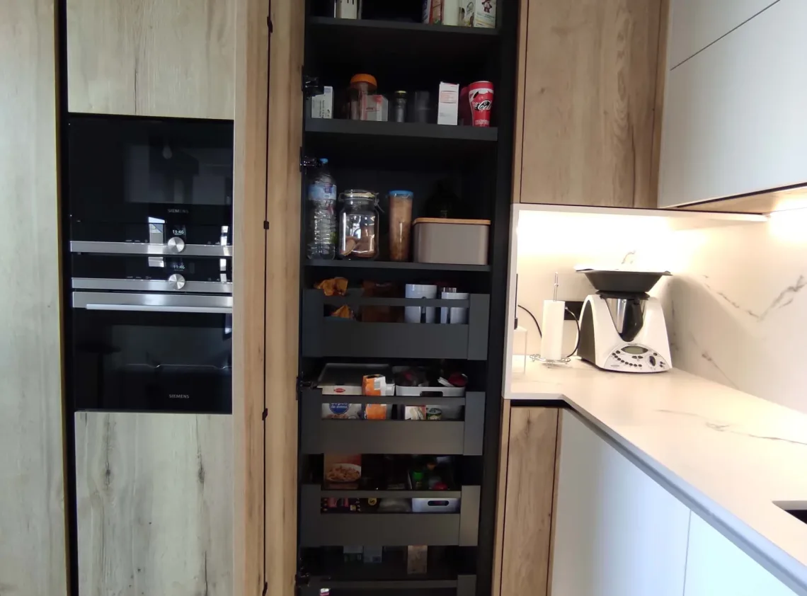 armarios y encimera de la cocina del proyecto arquitecto Josef Jiménez, realizado por CLP Design