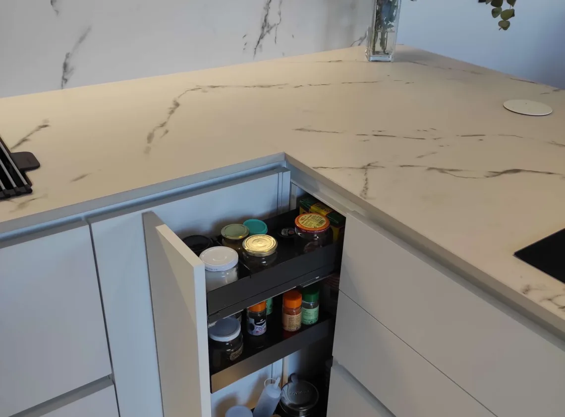 armario inferior de la cocina del proyecto arquitecto Josef Jiménez, realizado por CLP Design