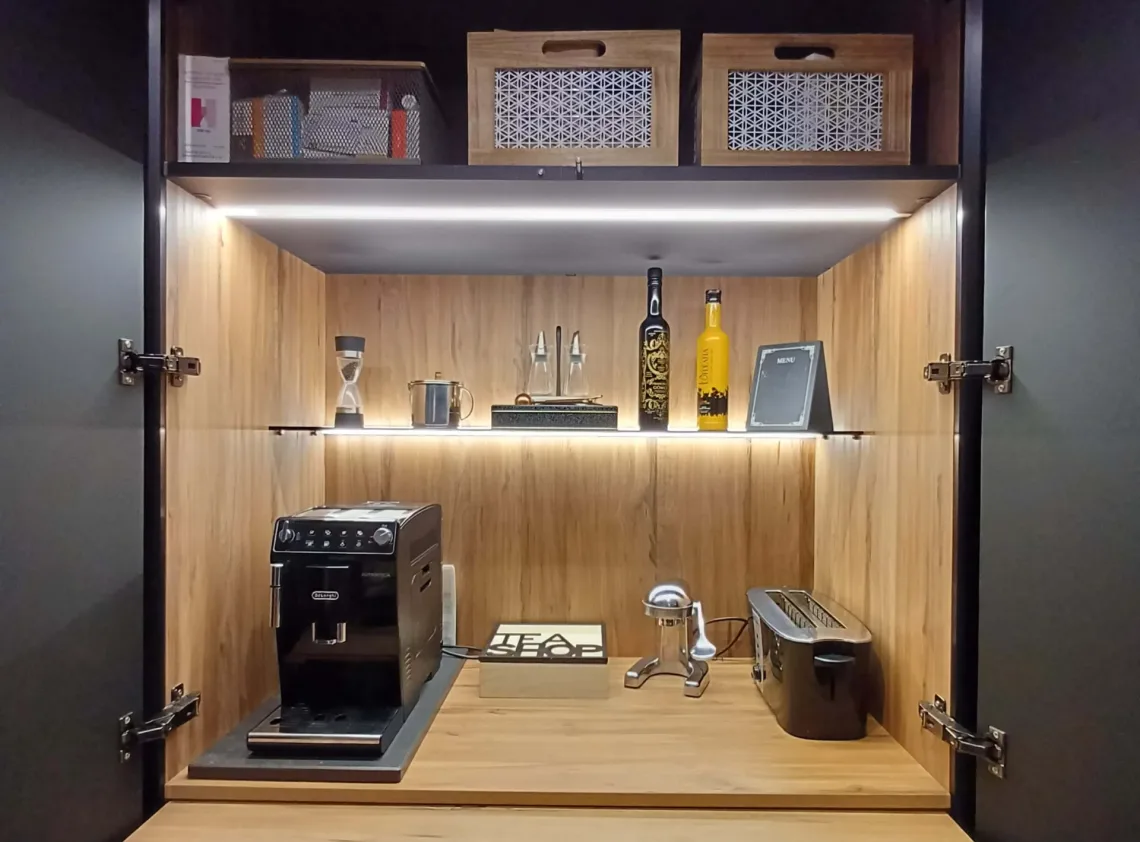 desayunador abierto de la cocina del proyecto avenida Guardia Civil, realizado por CLP Design