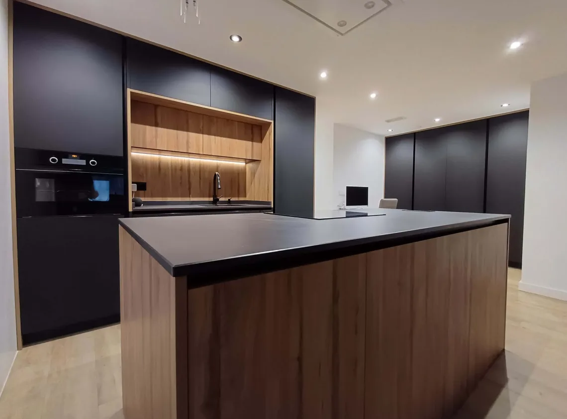 barra central de la cocina del proyecto avenida Guardia Civil, realizado por CLP Design
