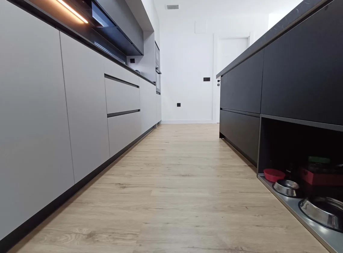 armarios y hueco para la comida de los animales del proyecto Noguera, realizado por CLP Design