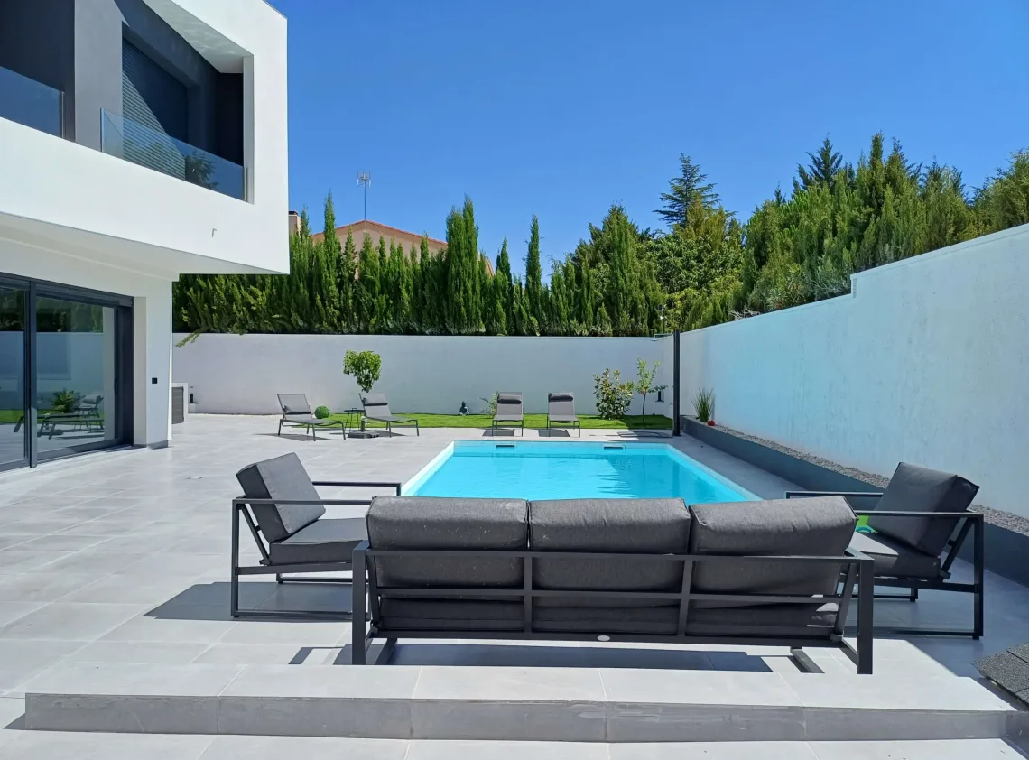 patio con piscina del proyecto Noguera, realizado por CLP Design