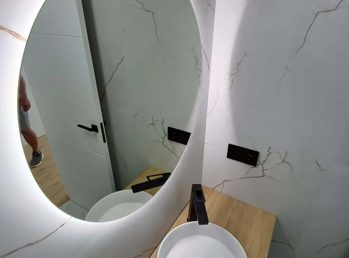 lavabo y espejo con led del proyecto Noguera, realizado por CLP Design