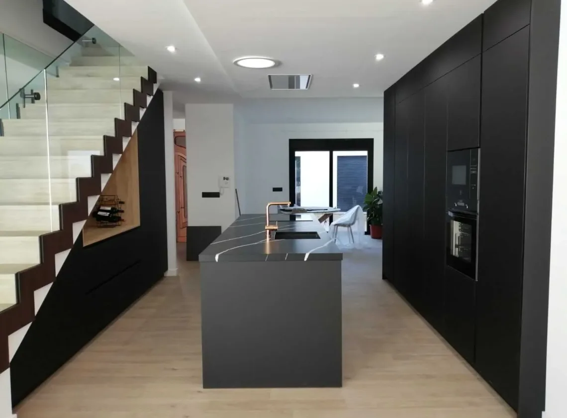 vista general de la cocina del proyecto Travesía del petril, realizado por CLP Design