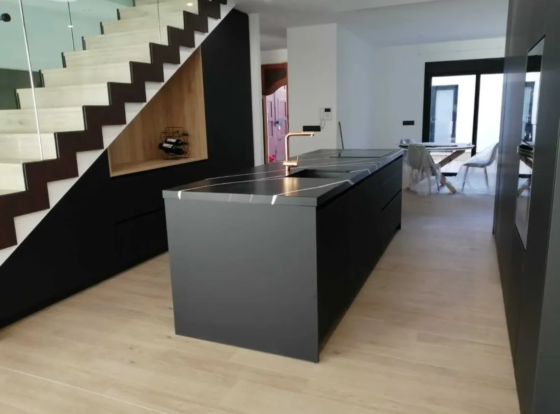 barra central del proyecto Travesía del petril, realizado por CLP Design
