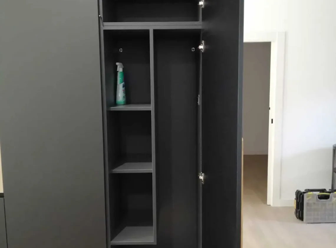 armario de la limpieza del proyecto Travesía del petril, realizado por CLP Design